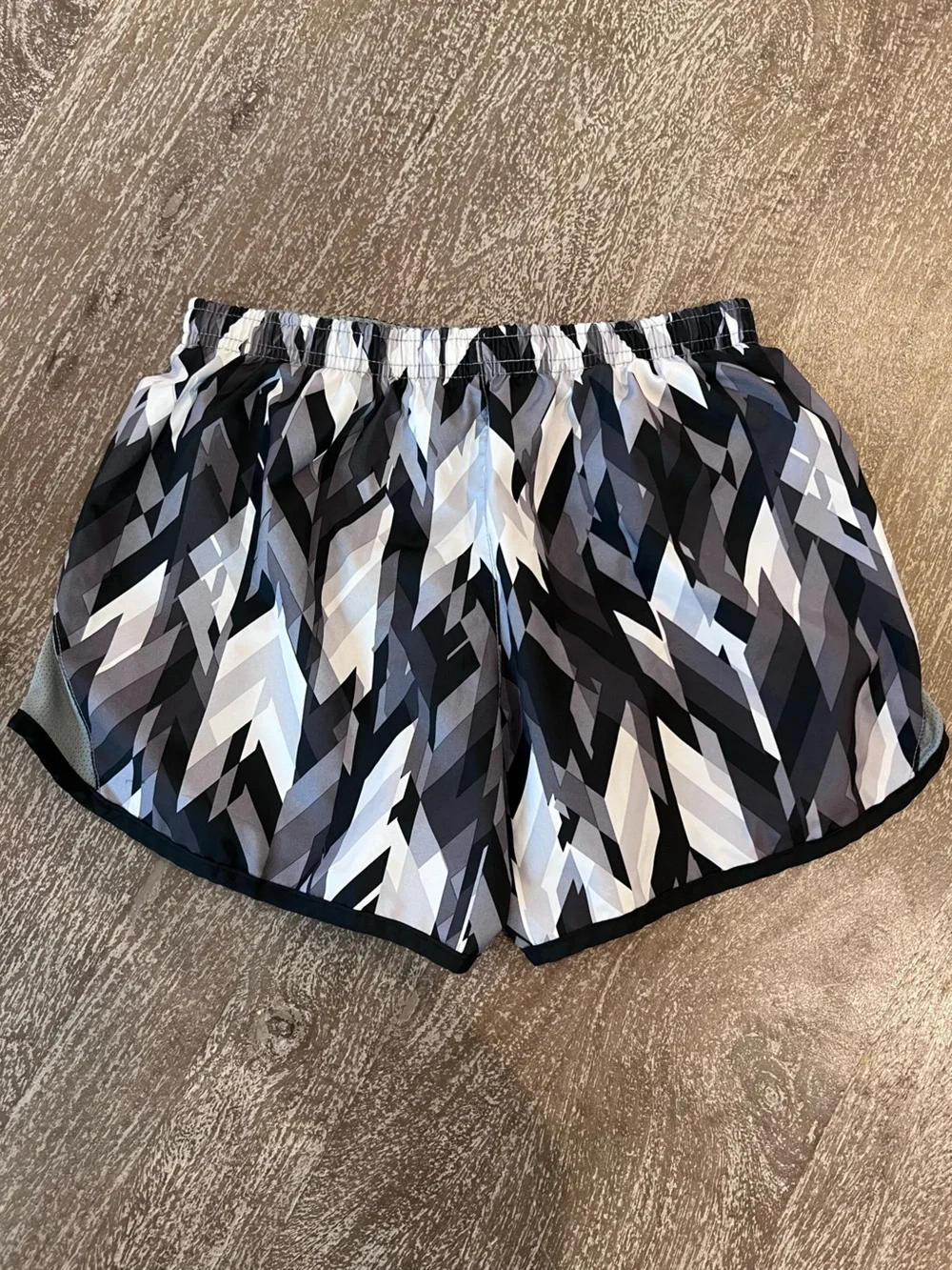 Nike girls Black, Gray & White Geometric Athletic Shorts